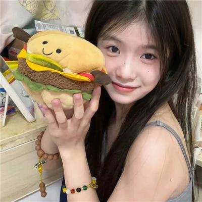 与暴君互换后，她地狱开局